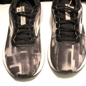 Brooks Energize Neutral Woman’s  Shoes Black/White